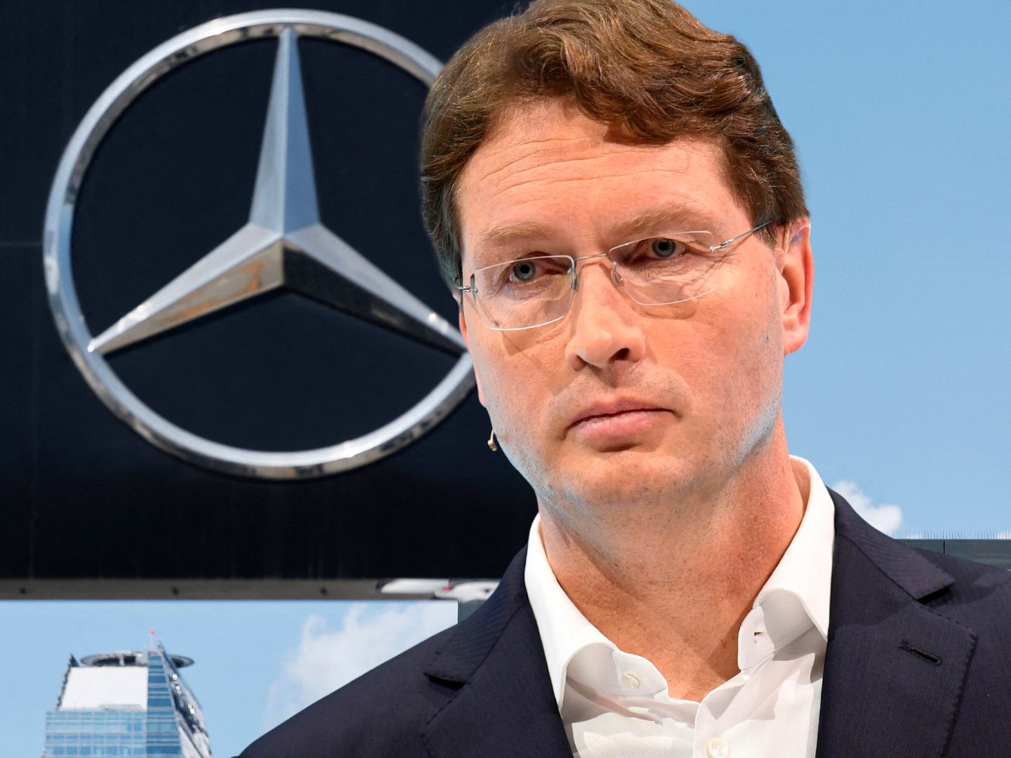 Mercedes-Benz meldet für das erste Halbjahr 2025 einen Gewinneinbruch um 55 %. Zölle, Absatzrückgänge und Sparmaßnahmen belasten den Konzern.